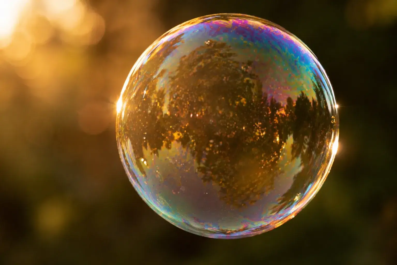 Zeepbel zwevend in warm zonlicht, symbool voor het onbekende dat kwetsbaar en tegelijk uitnodigend aanvoelt
